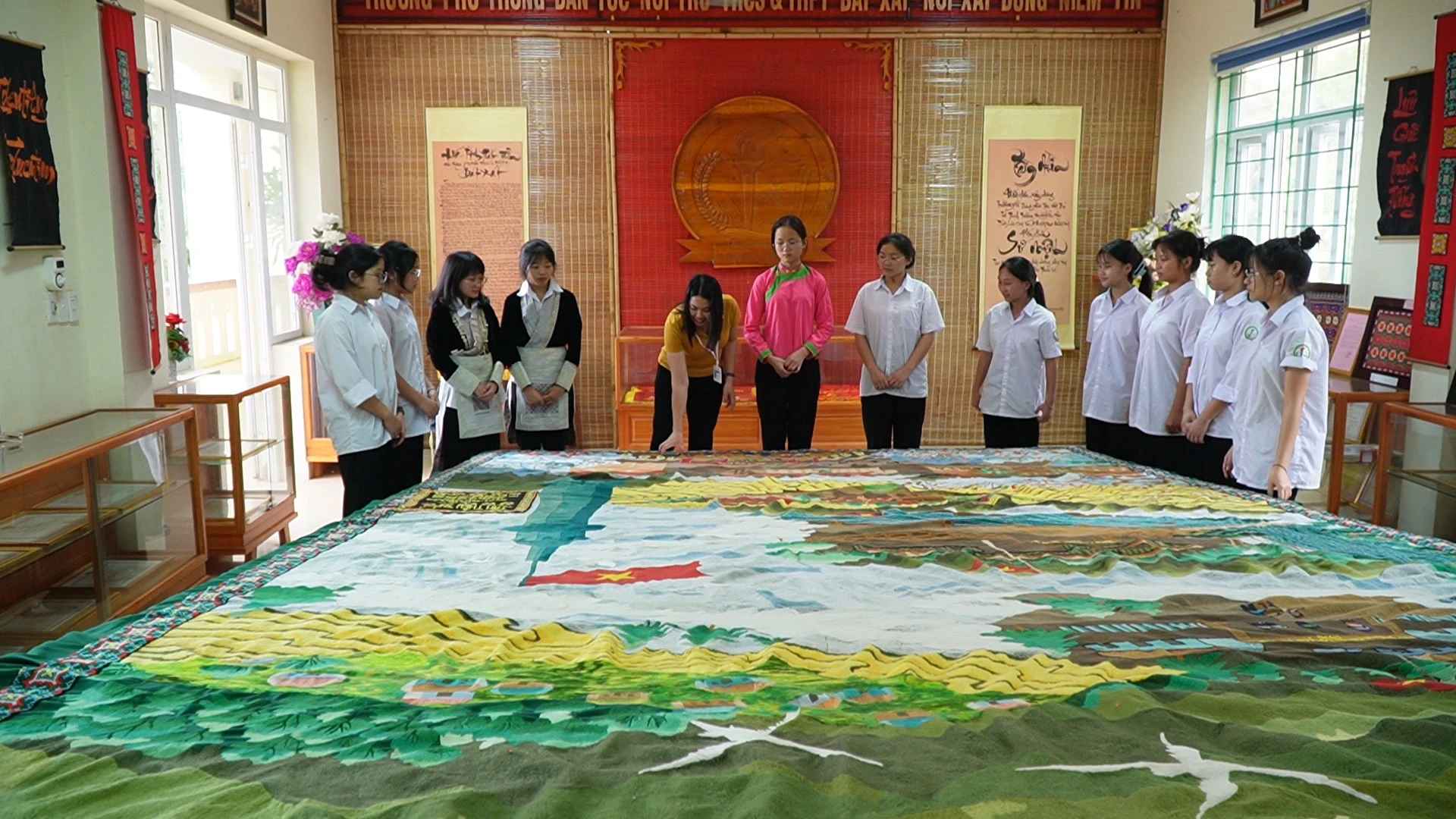 ps-truong-hoc-hanh-phuc00-02-54-01still022.jpg