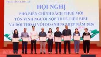 Tôn vinh người nộp thuế tiêu biểu và đối thoại với hơn 400 doanh nghiệp, hợp tác xã