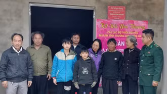 Trao nhà cho 4 cháu mồ côi
