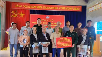 Bàn giao công trình thắp sáng đường biên tại xã Trịnh Tường