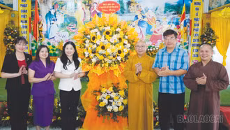 Phó Chủ tịch UBND tỉnh Vũ Thị Hiền Hạnh thăm, chúc mừng chức sắc Phật giáo