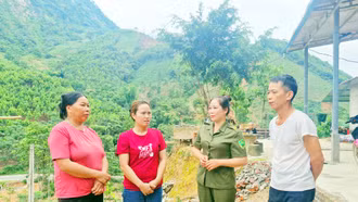 [Ảnh] Những nữ an ninh cơ sở giữ bình yên thôn, bản