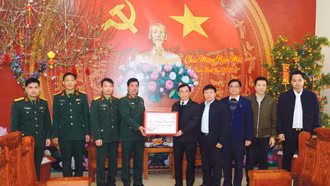Trưởng Ban Tổ chức Tỉnh ủy Phạm Toàn Thắng thăm, tặng quà Tết tại xã Hạnh Phúc, phường Nghĩa Lộ