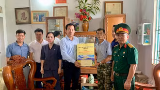 Trưởng Ban Tuyên giáo và Dân vận Tỉnh ủy Dương Đức Huy thăm, tặng quà gia đình người có công tại xã Hưng Khánh