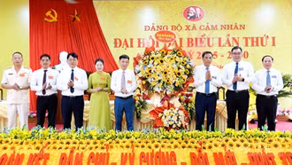 Cảm Nhân cần khai thác tối đa thế mạnh về cảnh quan và hệ sinh thái ven hồ Thác Bà để hình thành các sản phẩm du lịch đặc thù