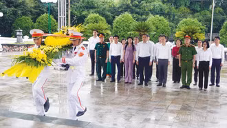 Phó Bí thư Thường trực Tỉnh ủy Hoàng Giang dâng hương, tưởng niệm các anh hùng, liệt sĩ tại tỉnh Điện Biên
