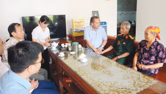 Phó Chủ tịch HĐND tỉnh Lý Bình Minh thăm, tặng quà gia đình chính sách
