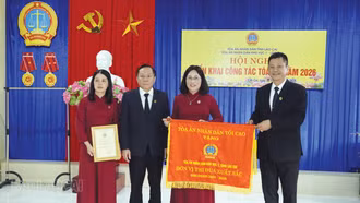 Thừa ủy quyền, đồng chí Lê Thái Hưng - Chánh án Tòa án nhân dân tỉnh Lào Cai trao chứng nhận điển hình tiên tiến ngành tòa án và cờ “Cờ thi đua Tòa án nhân dân” cho Tòa án nhân dân khu vực 1 - Lào Cai giai đoạn 2020 - 2025.