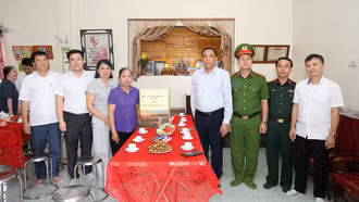 Phó Bí thư Thường trực Tỉnh ủy Hoàng Giang thăm, tặng quà người có công tại xã Chấn Thịnh và Thượng Bằng La