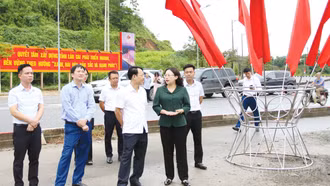 Phó Bí thư Tỉnh ủy Giàng Thị Dung kiểm tra công tác tuyên truyền, khánh tiết chào mừng Đại hội Đảng bộ tỉnh 
