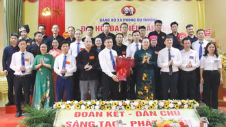 Đồng chí Giàng Thị Dung, Phó Bí thư Tỉnh uỷ tặng hoa chúc mừng Ban Chấp hành.