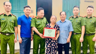 Thăm, tặng quà gia đình chính sách trên địa bàn phường Yên Bái