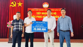 Các doanh nghiệp ủng hộ 70 triệu đồng giúp Nhân dân trong tỉnh khắc phục hậu quả bão số 10