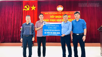 Đồng chí Ngô Quang Vinh – Giám đốc Công ty TNHH Một thành viên Petrolimex Lào Cai trao kinh phí hỗ trợ.