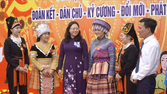 Đồng chí Giàng Thị Dung, Phó Bí thư Tỉnh ủy, Chủ tịch Ủy ban MTTQ tỉnh nắm tình hình tư tưởng nhân dân xã tại Tân Hợp.
