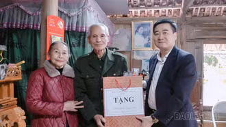 Hơn 1.000 suất quà Tết đến với người có công ở xã Mậu A
