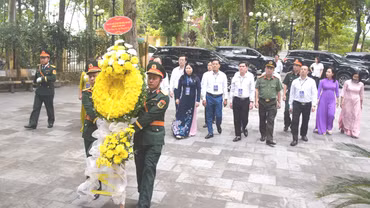 Ban tổ chức Lễ hội Mường Lò 2026 dâng hương tưởng niệm Bác Hồ và các Anh hùng liệt sĩ