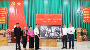 Chủ tịch UBND tỉnh Nguyễn Tuấn Anh dự sinh hoạt tại Chi bộ Hạnh Phúc