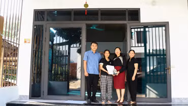 Bát Xát bàn giao kinh phí hỗ trợ làm nhà ở cho thân nhân người có công