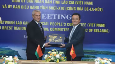 Phó Chủ tịch UBND tỉnh Giàng Quốc Hưng hội đàm với Đoàn công tác Đại sứ quán Cộng hòa Bê-la-rút và tỉnh Brét-xtơ
