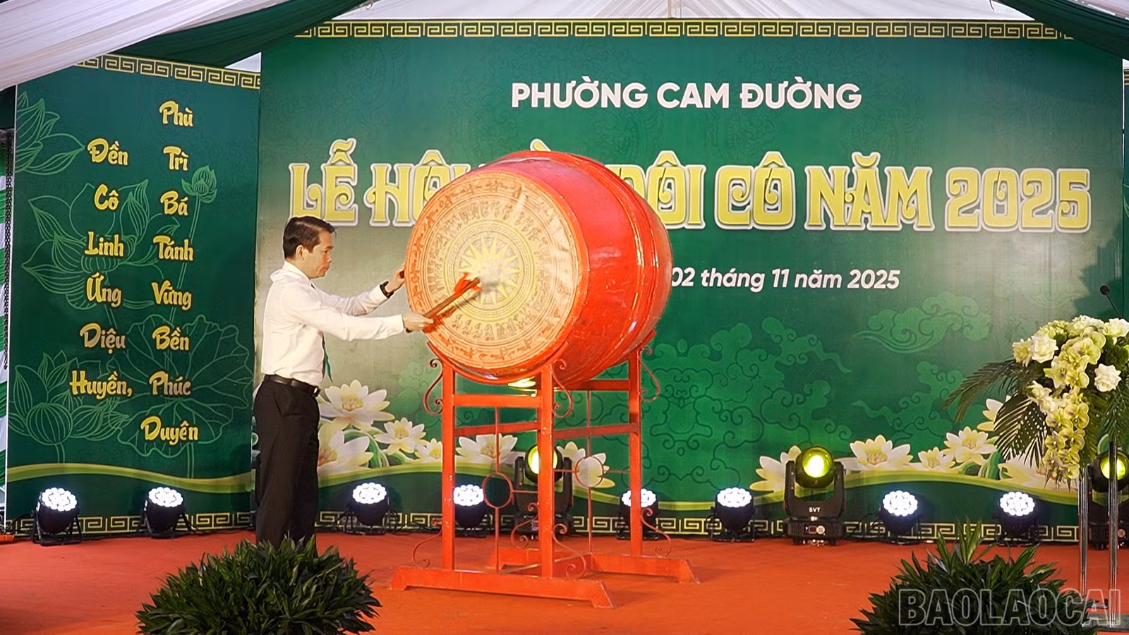 Ông Nguyễn Xuân Nhẫn - Phó Bí thư Đảng ủy, Chủ tịch UBND phường Cam Đường đánh trống khai hội.