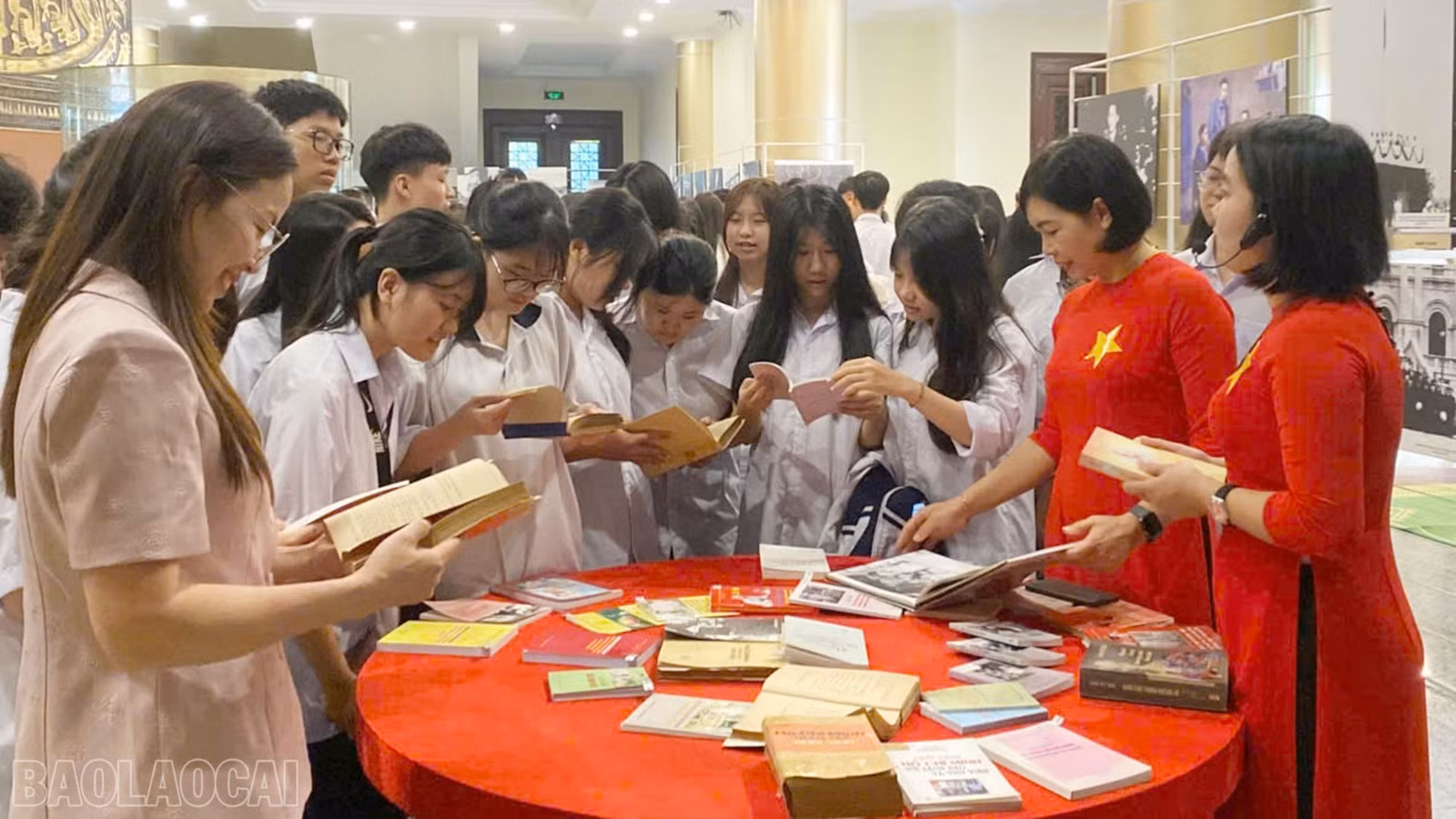 Học sinh tìm hiểu về cuộc đời, sự nghiệp cách mạng của Chủ tịch Hồ Chí Minh tại không gian trưng bày chuyên đề “Rạng rỡ tên Người”.