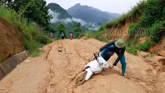 [Ảnh] Chật vật lưu thông trên tuyến đường Hỏm Dưới - Lán Bò