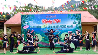 Rộn ràng Ngày hội Rằm tháng 7 của người Mông xanh