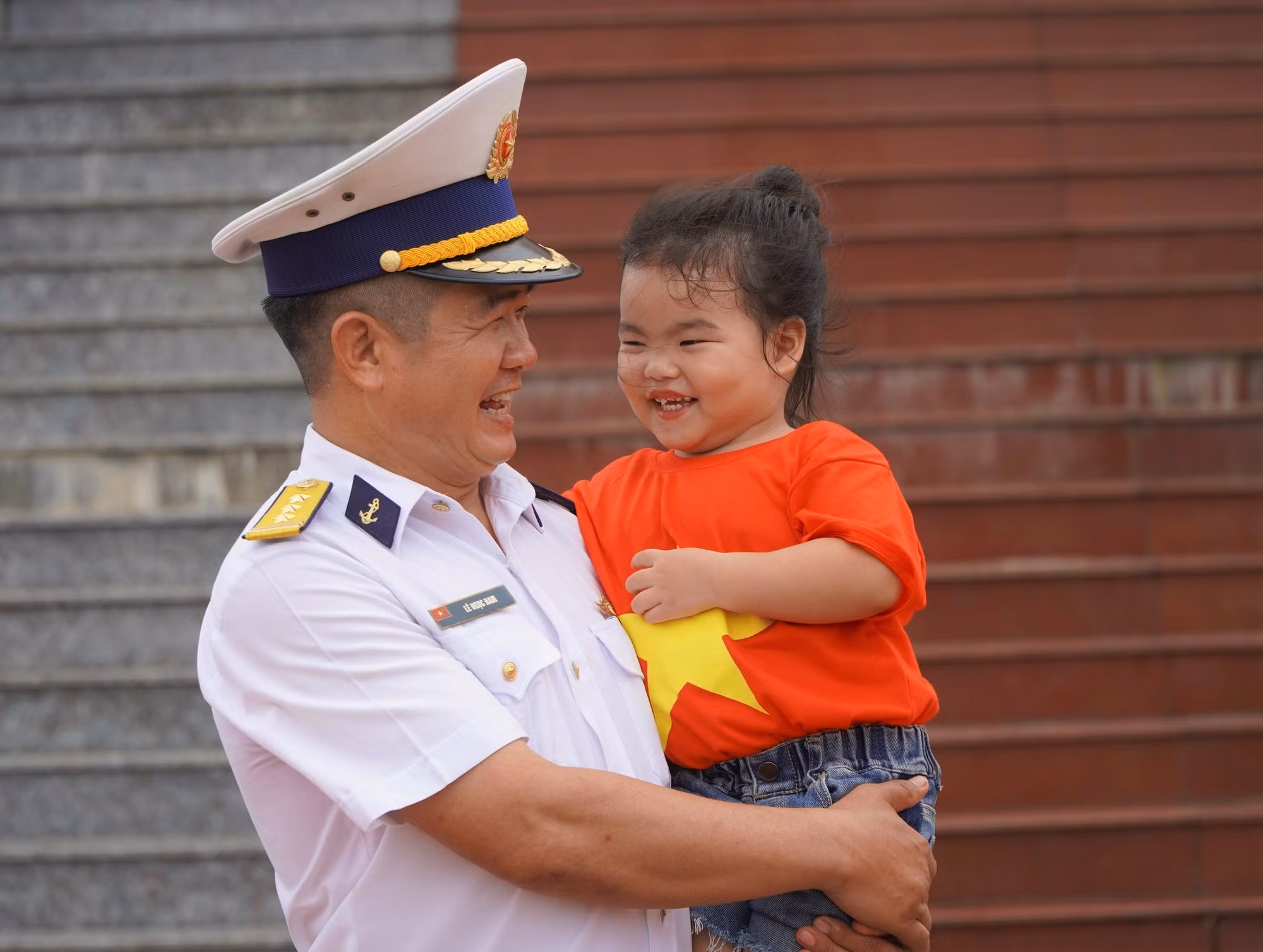 2336096em-be-tren-dao-da-tay-a-va-chu-bo-doi-hai-quan.jpg
