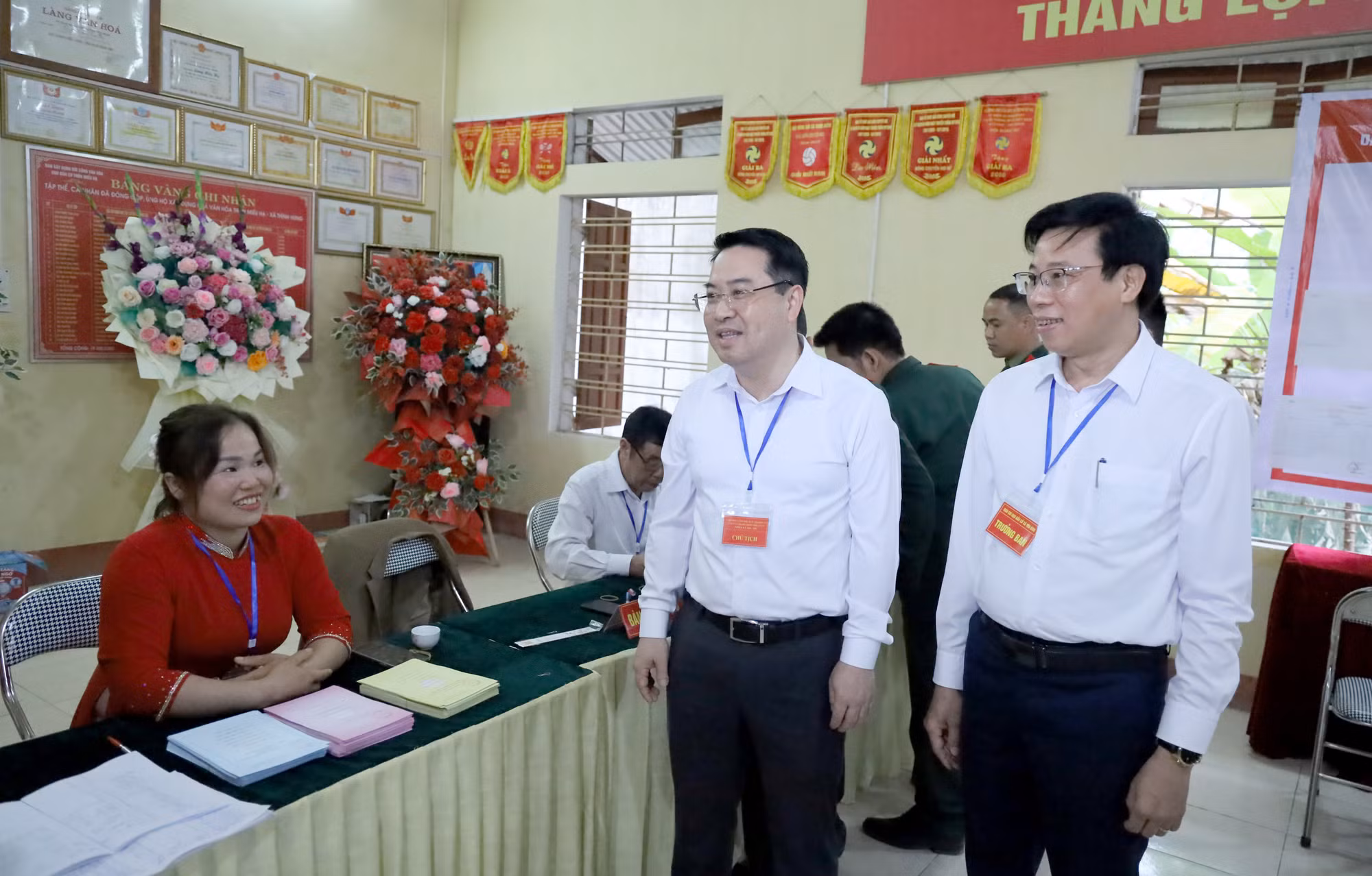 Đồng chí Nguyễn Tuấn Anh - Phó Bí thư Tỉnh ủy, Chủ tịch UBND tỉnh, Chủ tịch Ủy ban bầu cử tỉnh đã đi kiểm tra công tác bầu cử tại Miếu Hạ.