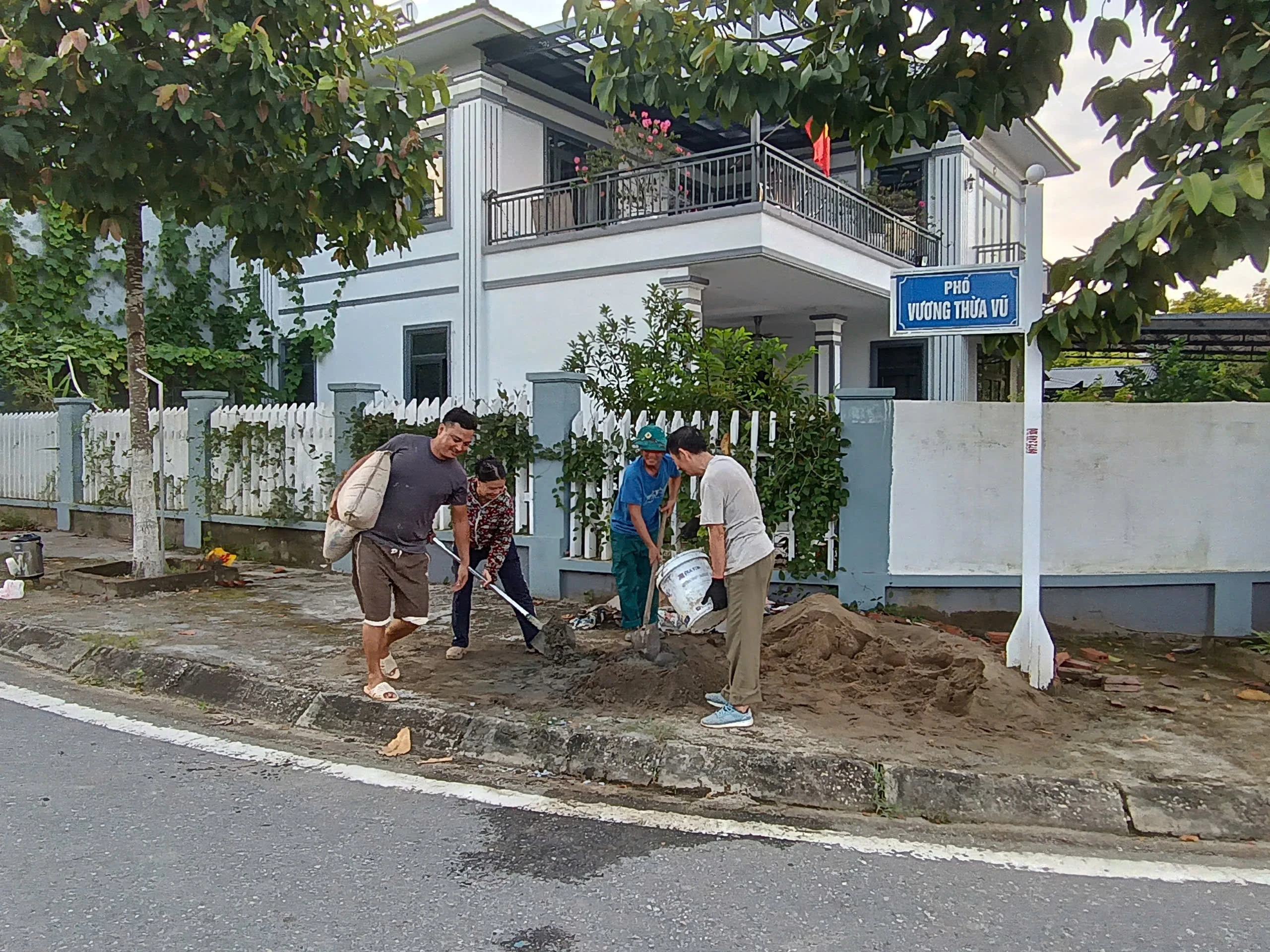 Người dân tích cực tham gia xây dựng đường cờ.
