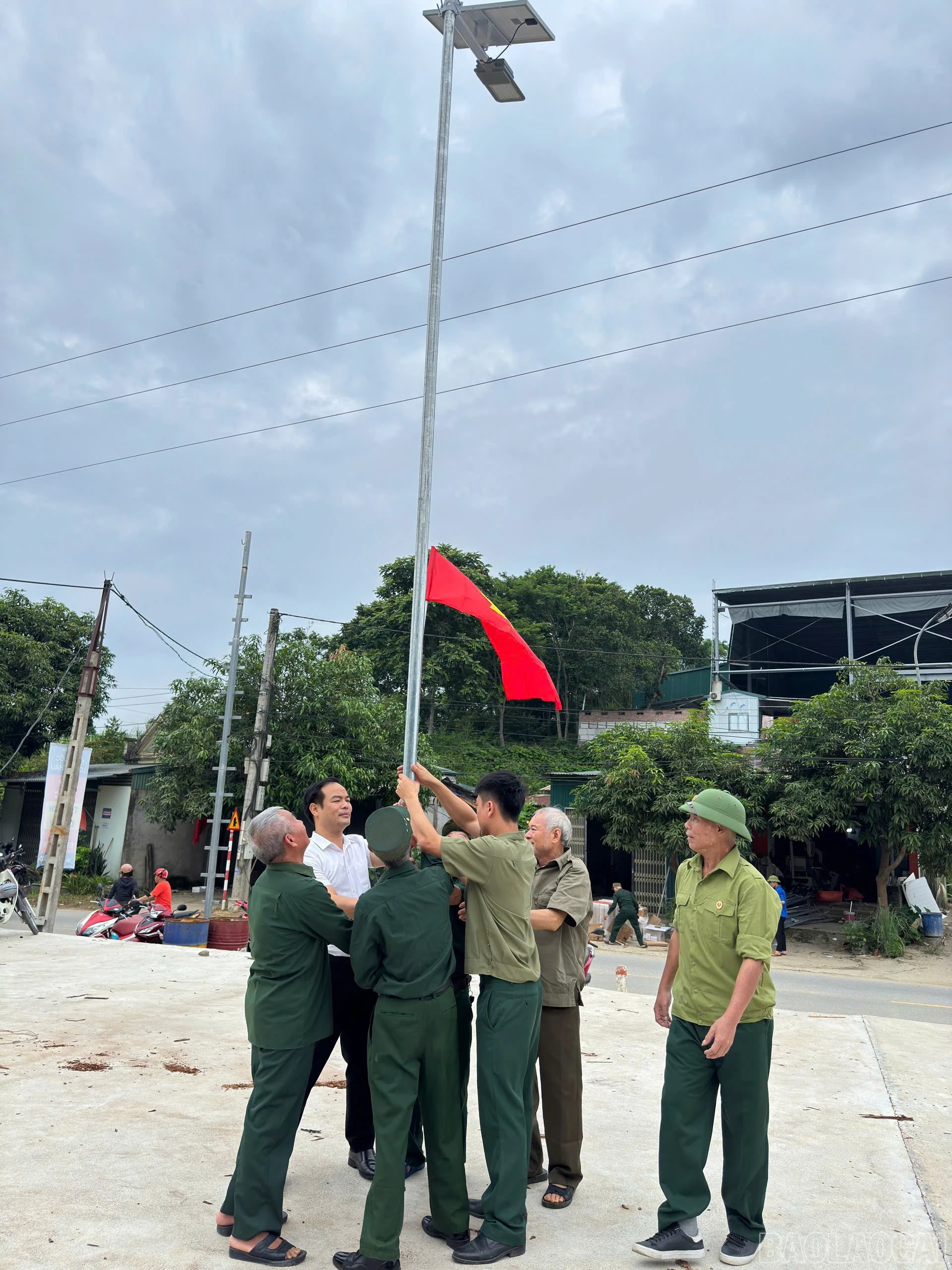 Hội Cựu chiến binh xã tích cực tham gia xây dựng tuyến đèn đường.