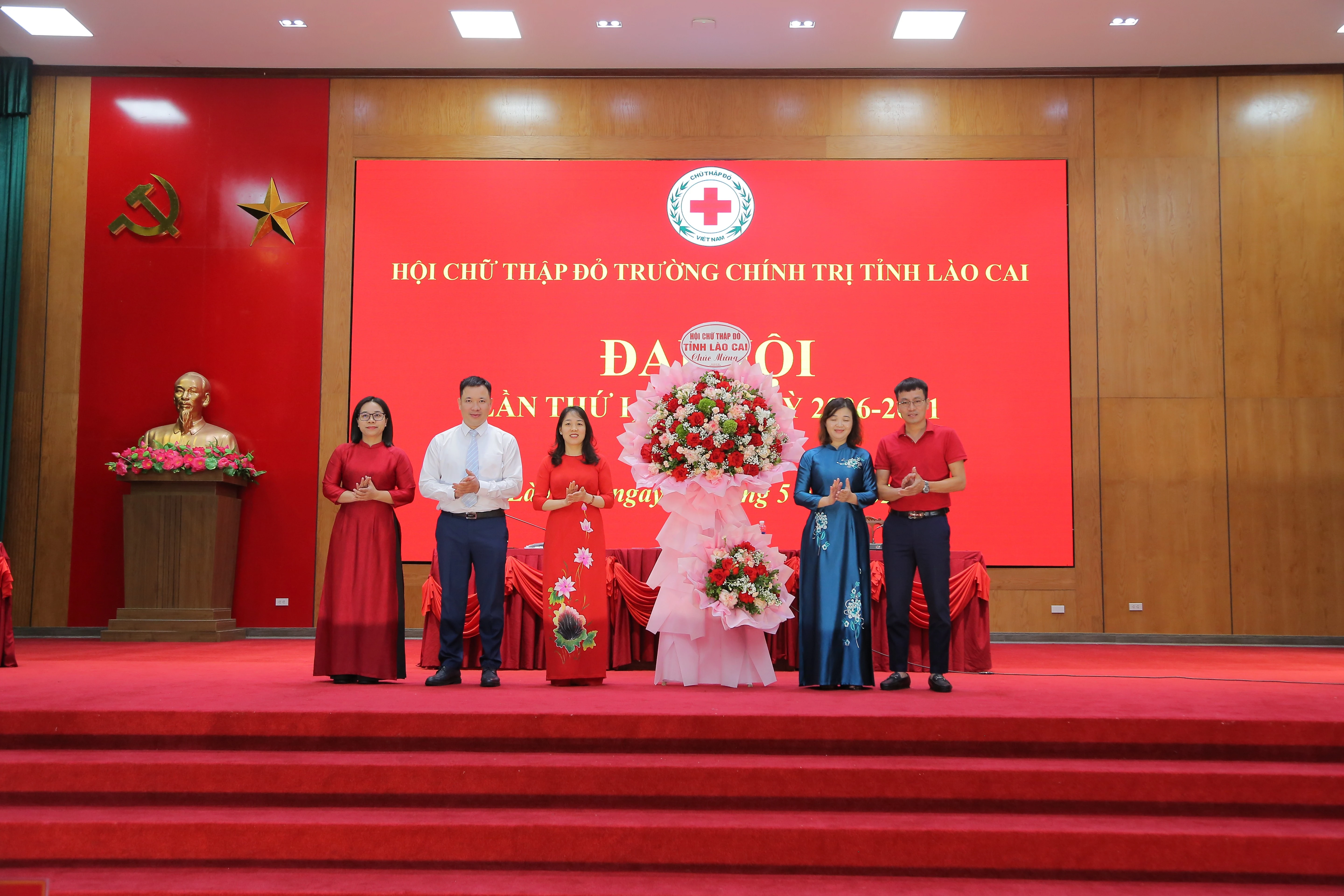 Hội Chữ thập đỏ tỉnh Lào Cai tặng hoa chúc mừng Đại hội.