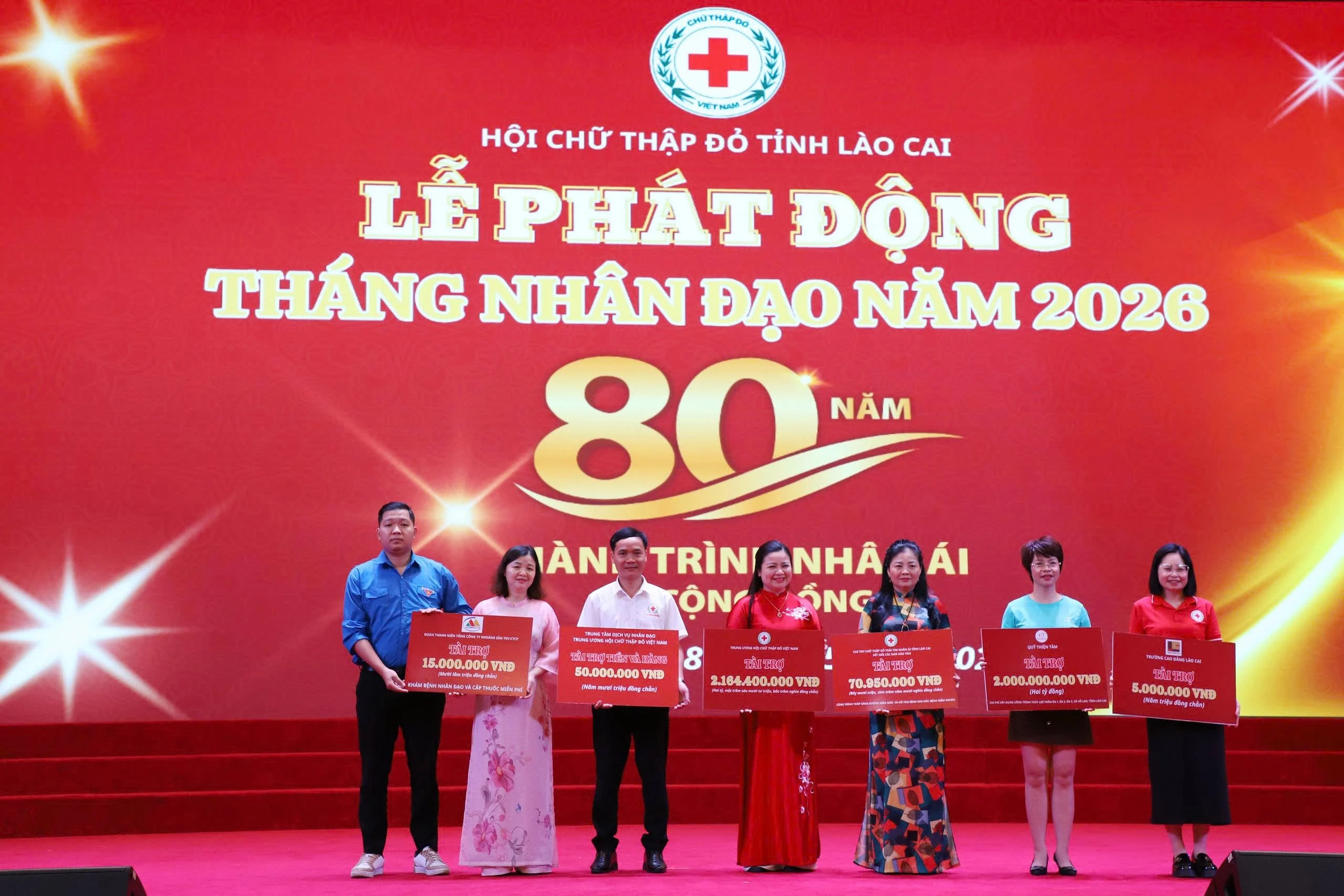 Các nhà hảo tâm trao biển ủng hộ Tháng Nhân đạo năm 2026.