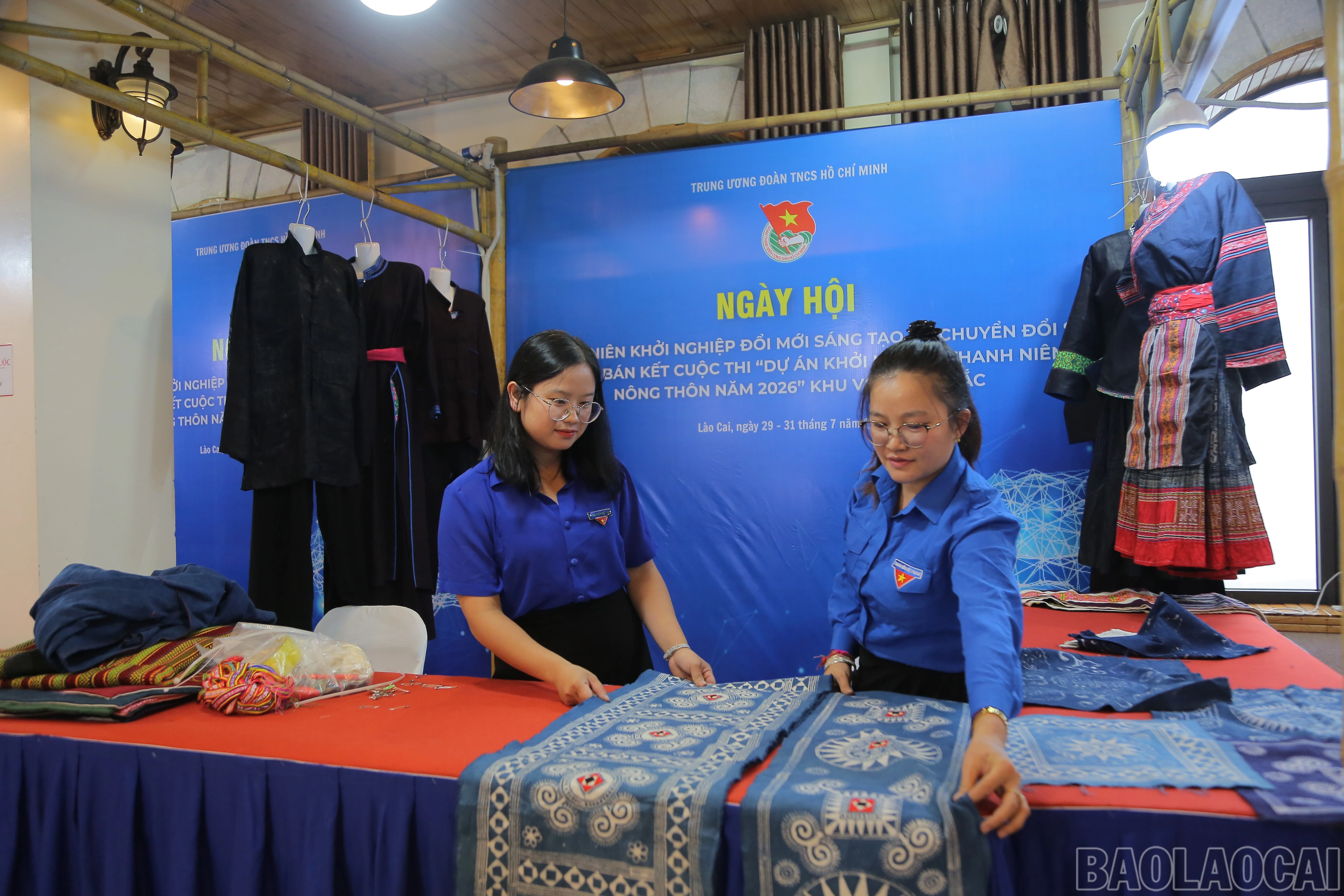 Gian hàng trưng bày sản phẩm của thanh niên xã Bắc Hà, tỉnh Lào Cai.