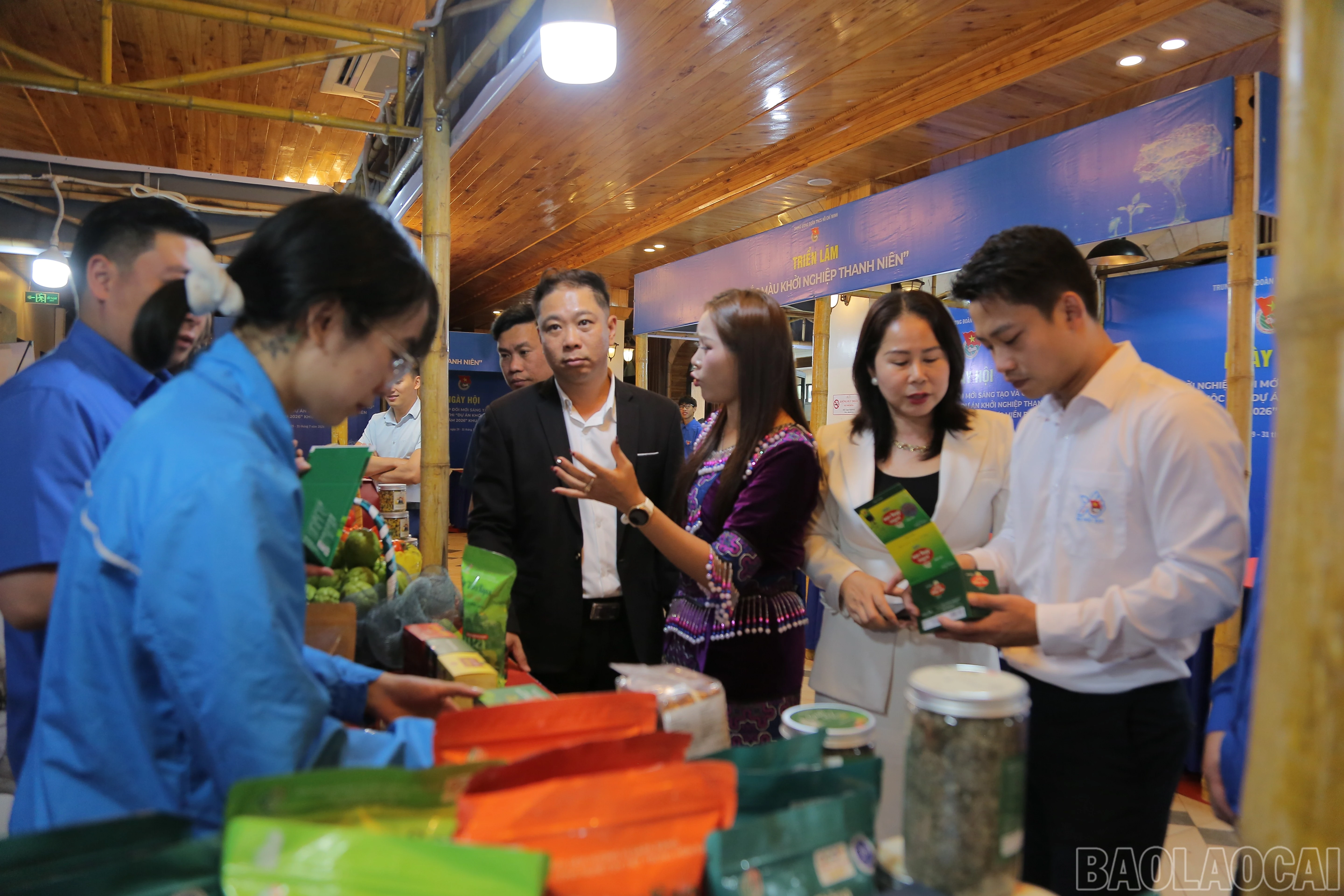 Đại biểu tham quan các gian hàng trưng bày sản phẩm OCOP.
