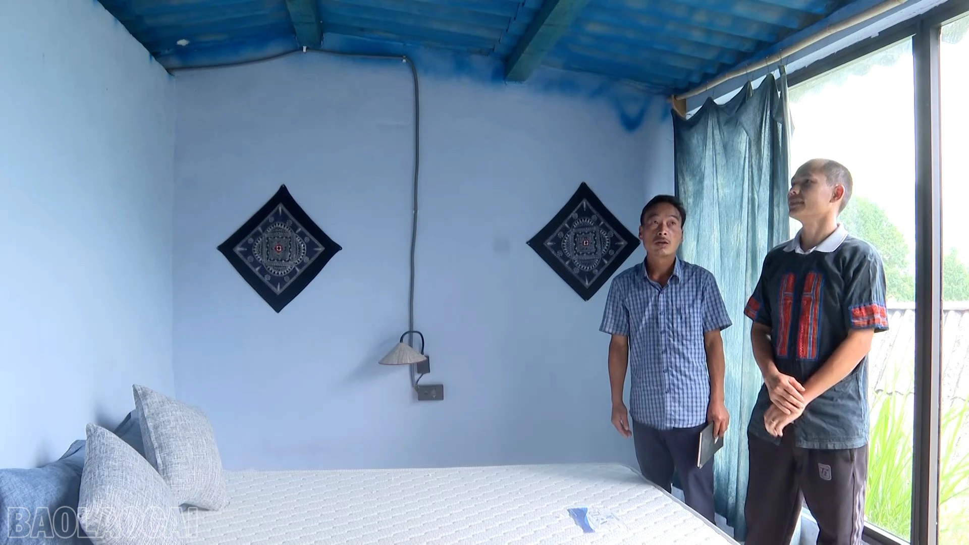 Tuyên truyền tại homestay của gia đình anh Chang A Thung về phòng cháy, chữa cháy.