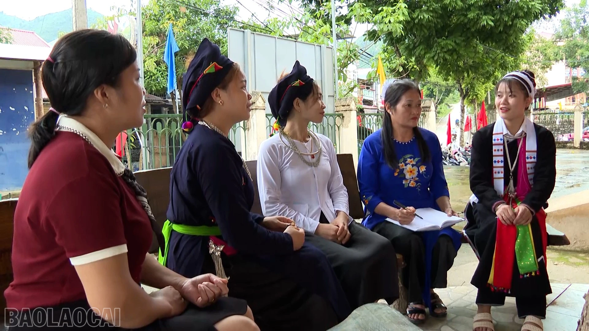 Tuyên truyền các chính sách, pháp luật tại thôn Già Hạ.