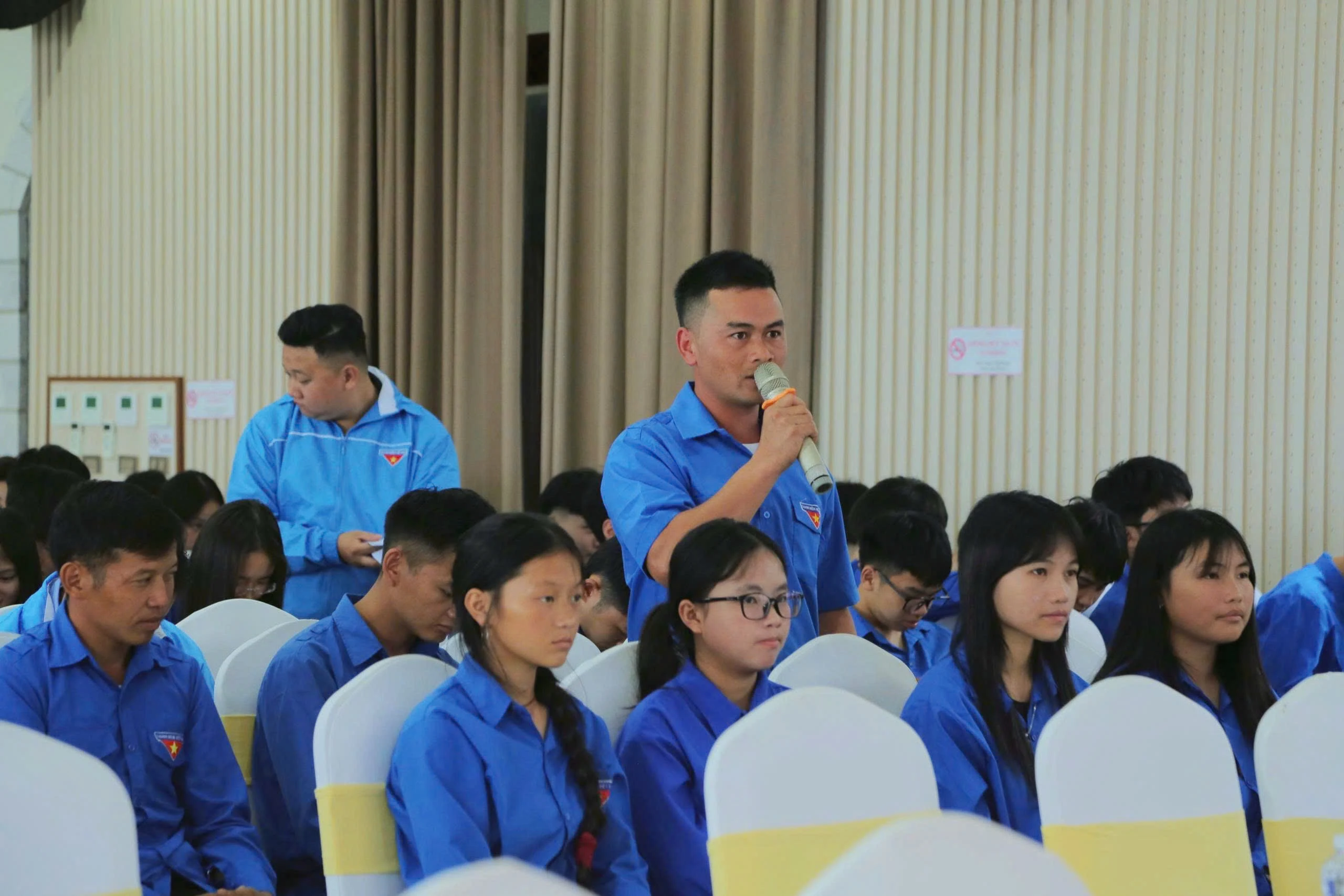 Thanh niên thảo luận, trao đổi với các đại biểu trong buổi tọa đàm.