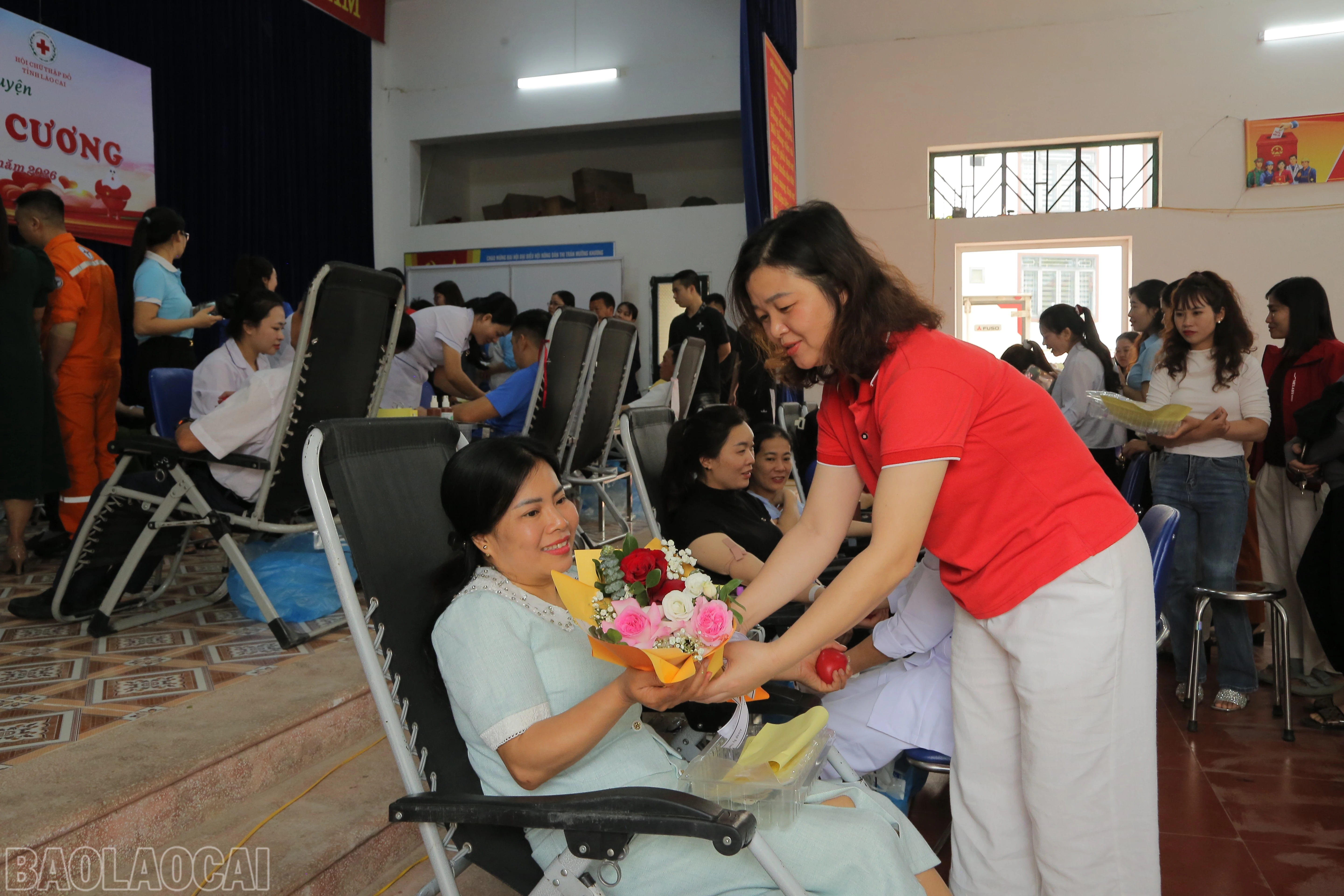 Tặng hoa tri ân tình nguyện viên.