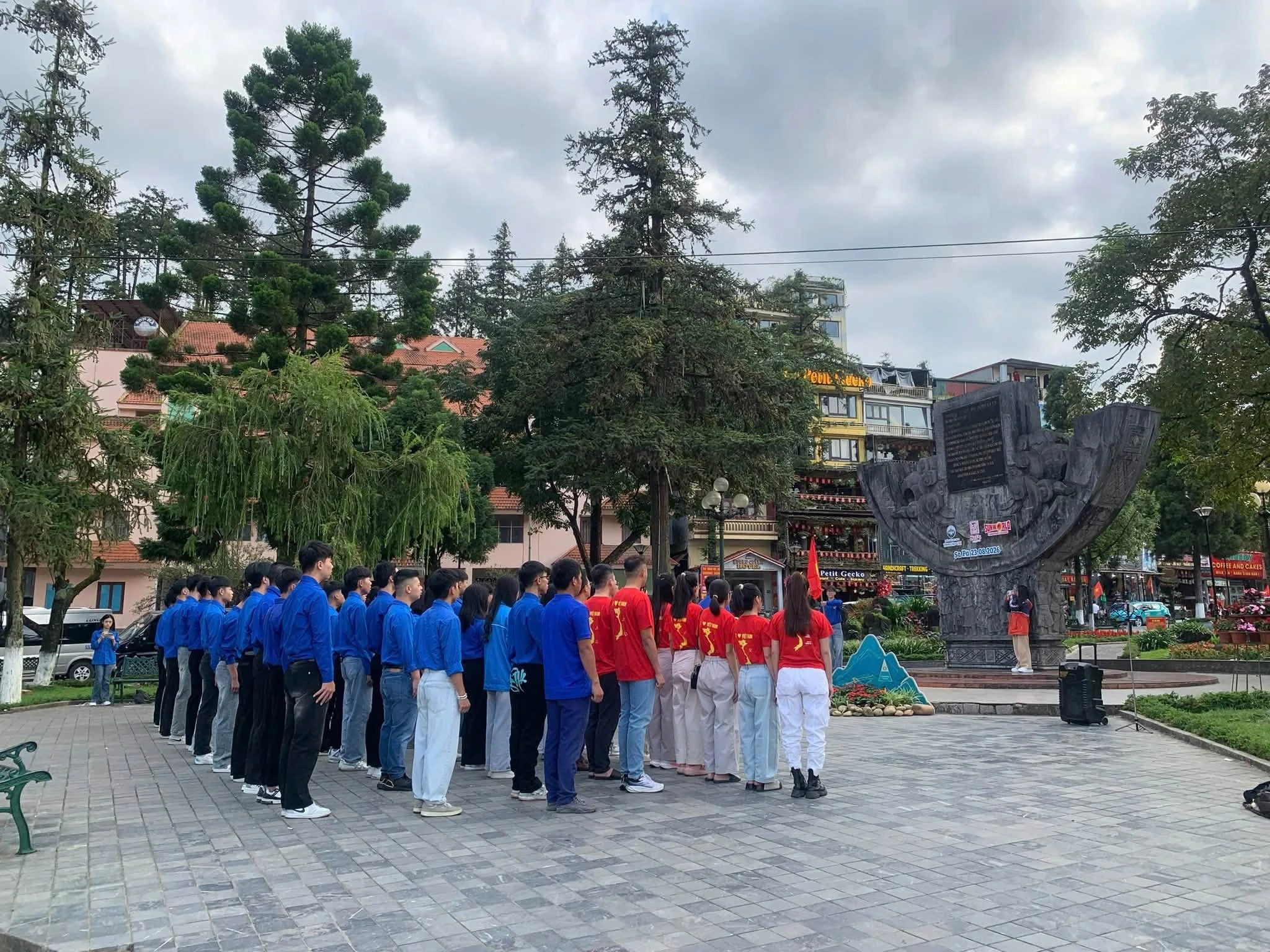 Đoàn viên, thanh niên phường Sa Pa chào cờ tại địa chỉ đỏ, ôn lại dấu mốc lịch sử dân tộc - Ảnh: Tỉnh đoàn Lào Cai