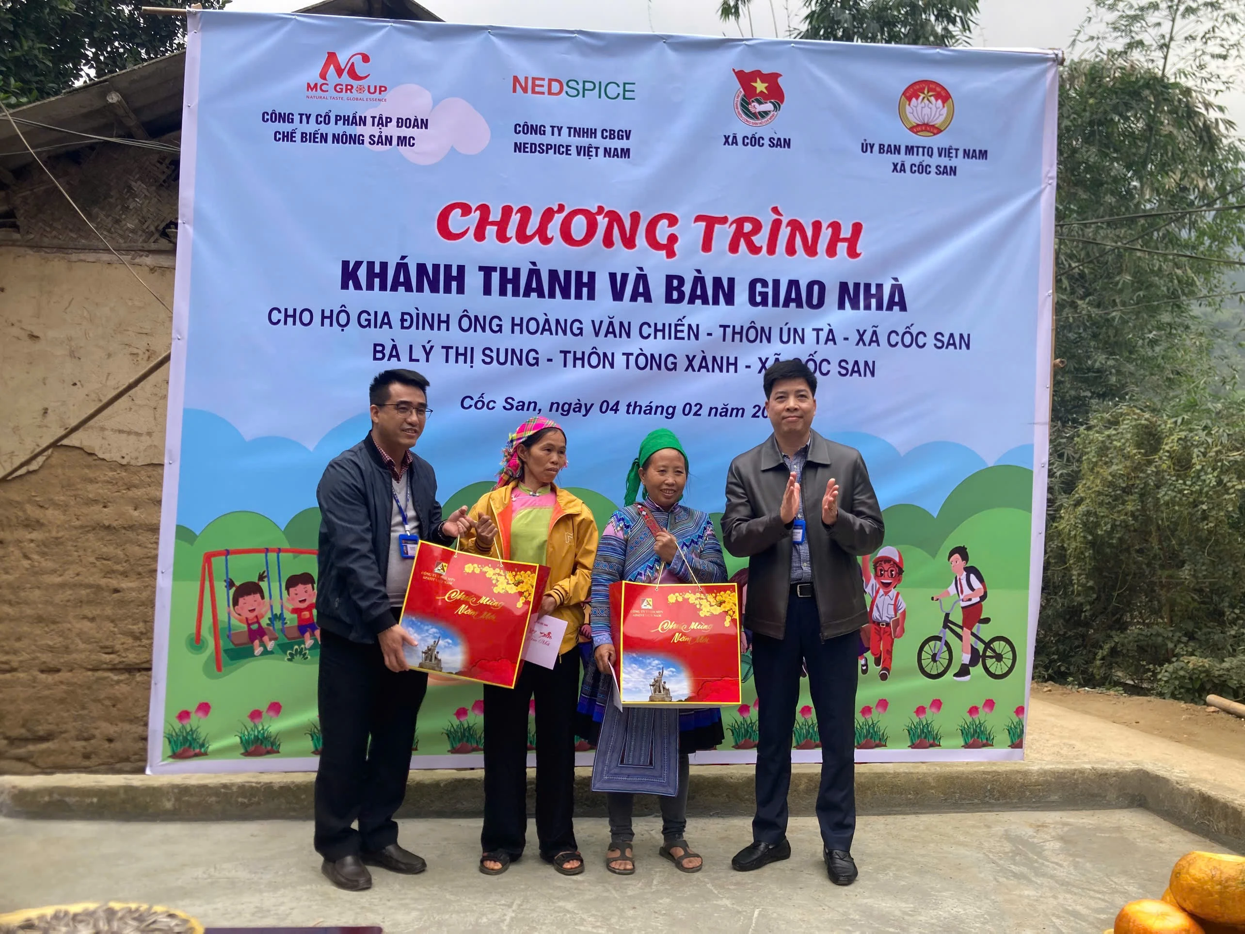 Đảng ủy, UBND xã Cốc San tặng quà Tết cho 2 hộ gia đình.