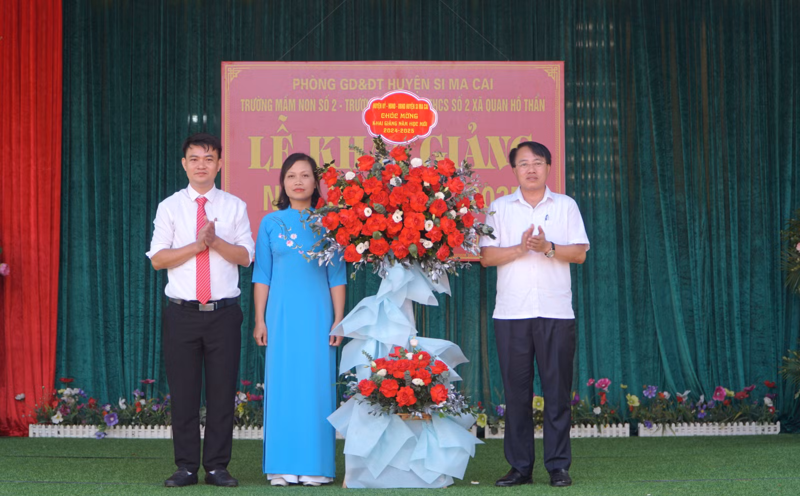 Các đồng chí lãnh đạo chúc mừng thầy cô và học sinh các nhà trường nhân dịp năm học mới.