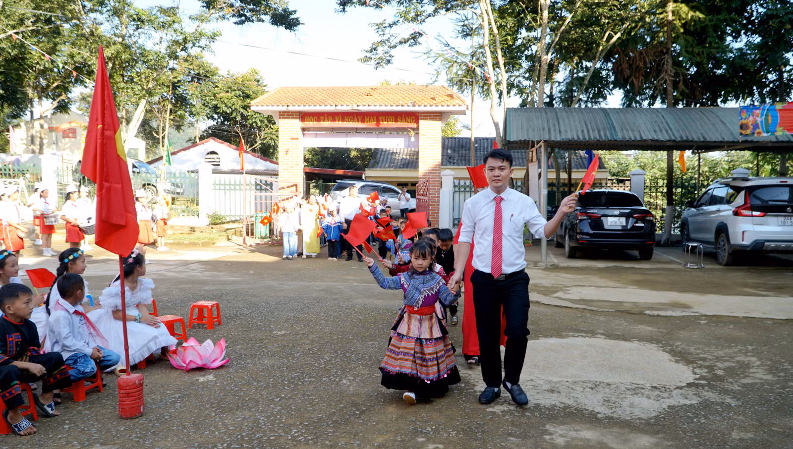 Hân hoan trong ngày khai giảng.