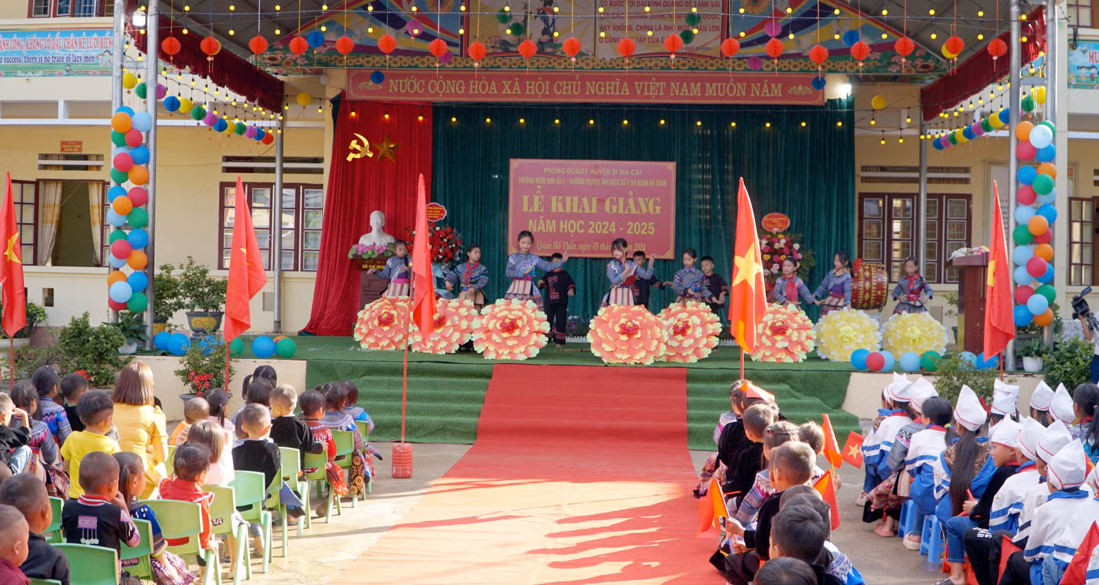 Quang cảnh lễ khai giảng.