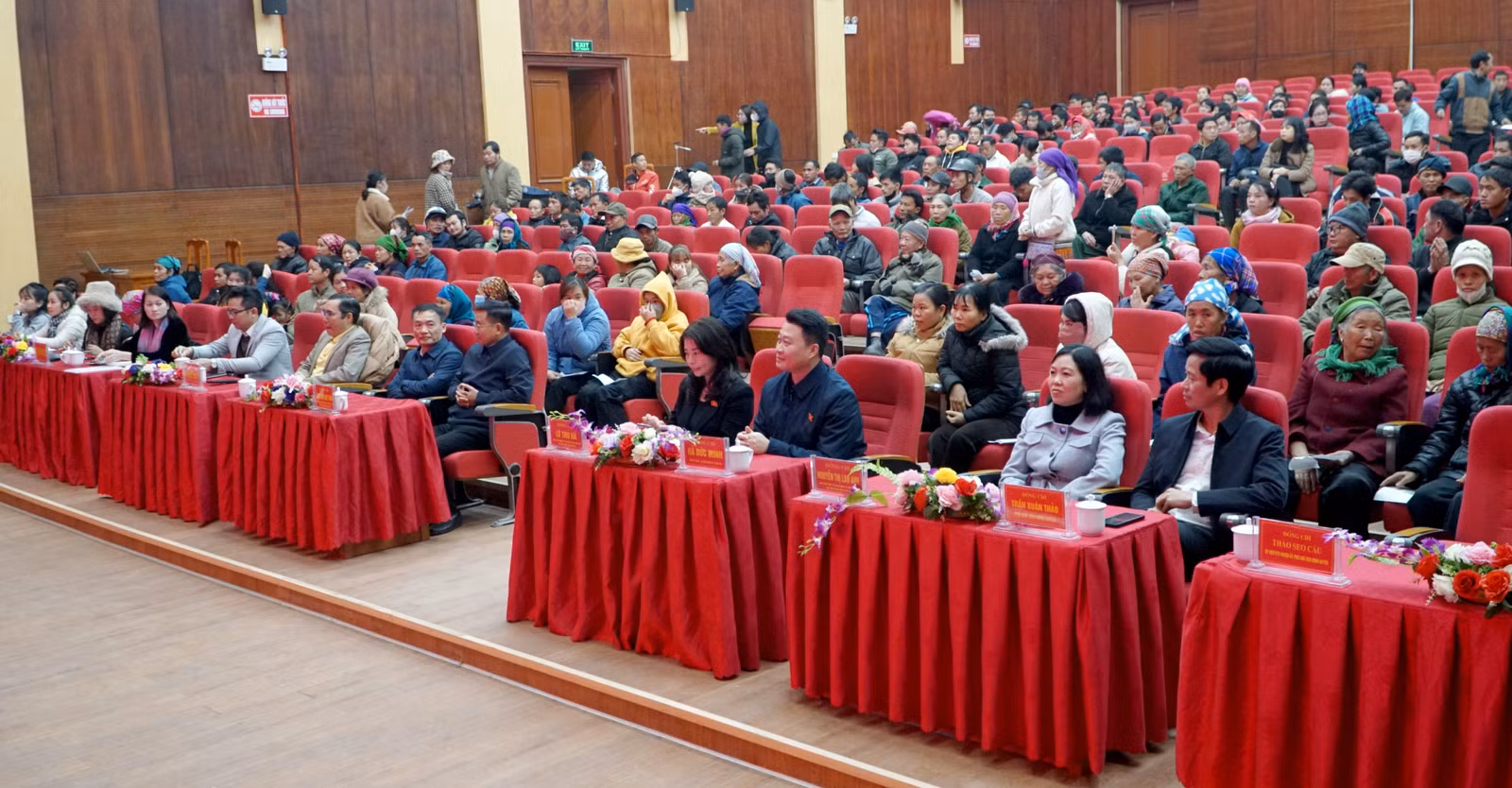 Các đại biểu và người dân tại chương trình trao quà tết.