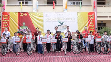 Lào Cai: Trao 24 xe đạp, bàn giao thiết bị hỗ trợ học sinh Xuân Tầm