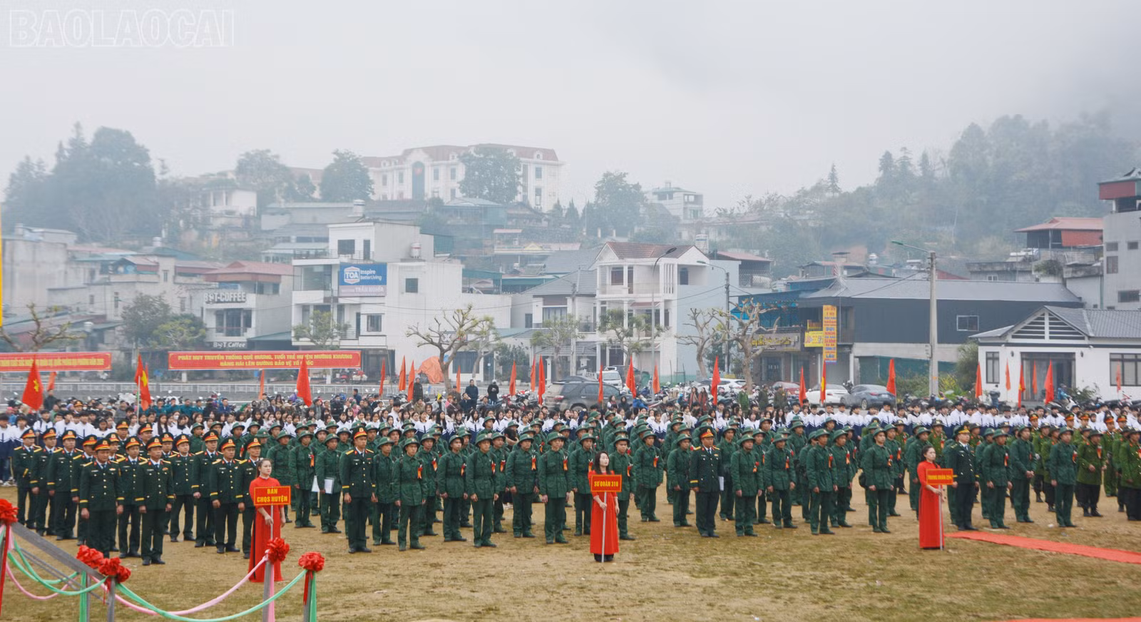 Quang cảnh lễ giao quân tại huyện Mường Khương.