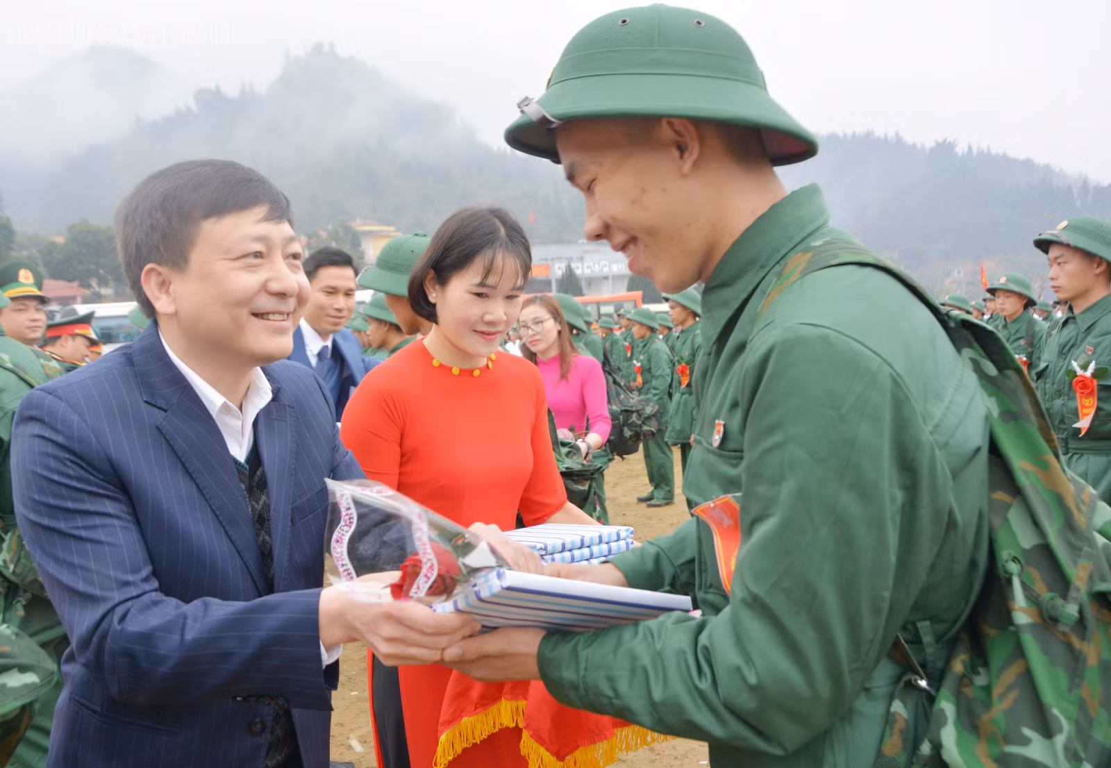 Tặng quà, động viên tân binh trước khi lên đường nhập ngũ.