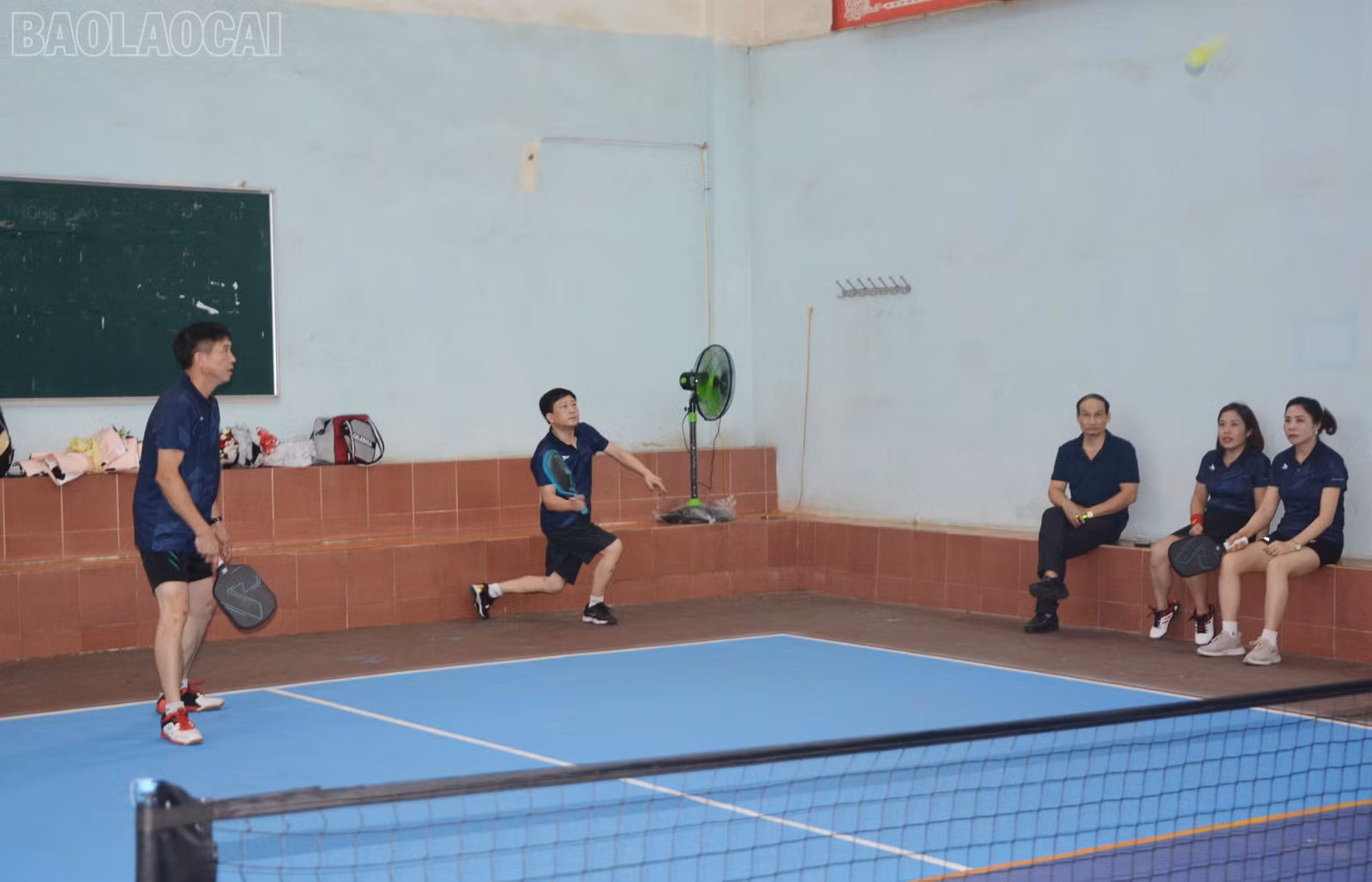 Thành viên câu lạc bộ tập luyện sau giờ làm việc và ngày nghỉ.